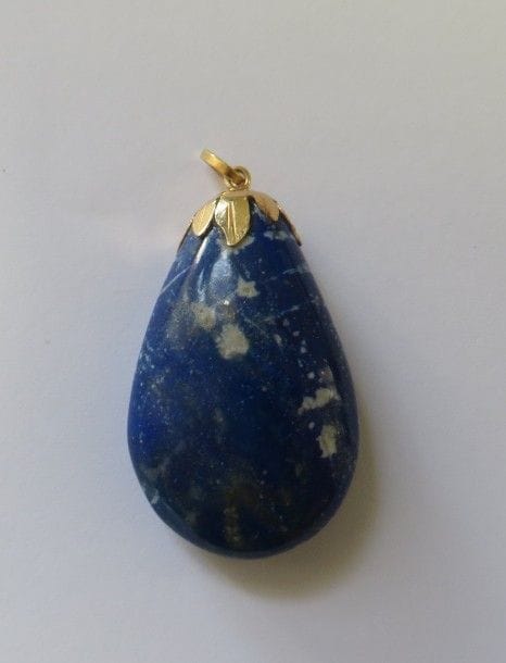 Pendentif en or 18K (750‰), retenant une goutte de sodalite. Poids brut : 12,6 g