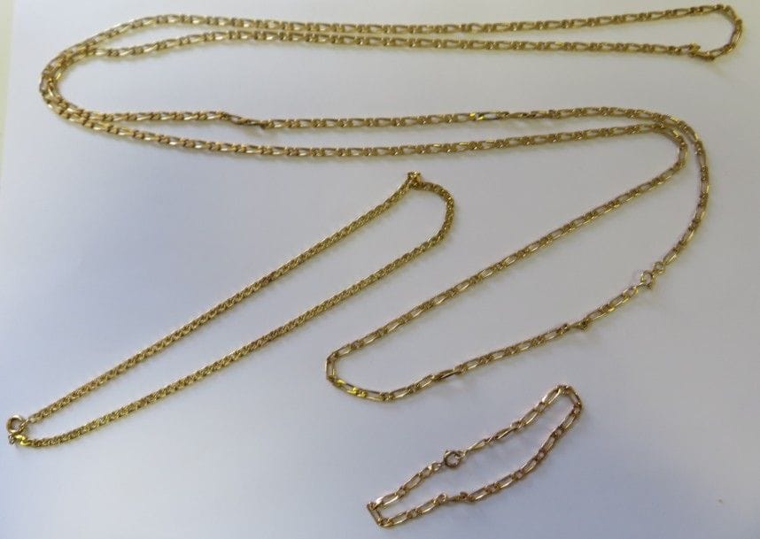 Lot en or jaune 18K (750‰) comprenant : un sautoir, un collier et un bracelet. Poids : 62,7 g