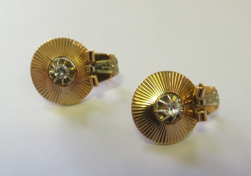 Bague en or jaune 18K (750‰), ornée d’une pâte de verre rouge de forme coussin épaulée de 2 diamants de taille ancienne. Travail des années 1940. Tour de doigt : 53. 
On joint une paire de boucles d’oreilles en or 18K. 
Poids brut total : 16,1 g
