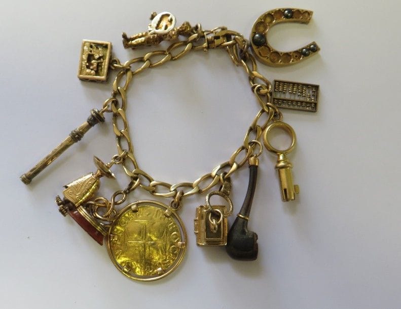 Bracelet en or jaune 18K (750‰) retenant en pampilles
11 breloques variées en métal, or 9K, 14K et 18K. Poids brut : 55,5 g