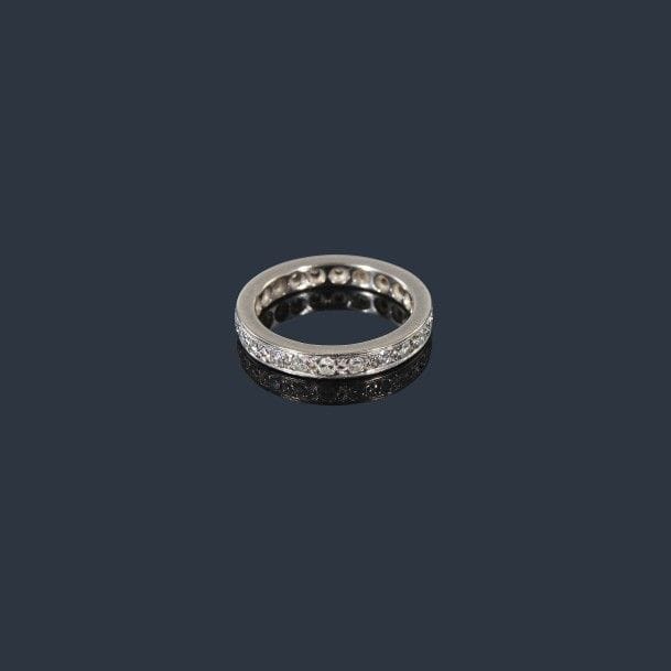 Alliance en or gris 18K (750‰) entièrement sertie de diamants. 
Tour de doigt : 52. Poids brut : 4,8 g 
(manque)