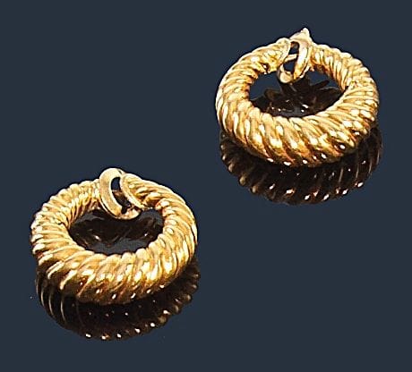 Van CLEEF & ARPELS.
Paire de créoles en or jaune 18K (750‰) godronné. Signées et numérotées B3058R65 (?). 
Diamètre : 2 cm - Poids : 11,9 g