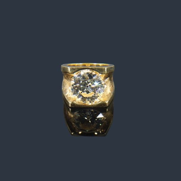 Bague de petit doigt en or jaune 18K (750‰) lisse et martelé, ornée d’un diamant de taille ancienne pesant environ 5 cts. 
Tour de doigt : 47. 
Poids brut : 25,9 g