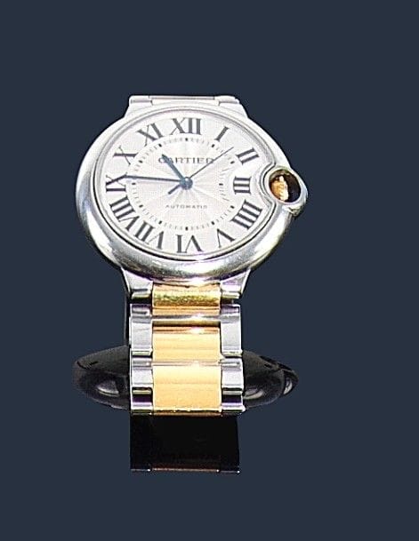 CARTIER.
Montre en acier et en or 18K (750‰), modèle Ballon Bleu, fond guilloché, index chiffres romains, remontoir saphir cabochon, bracelet acier et or. Dans son écrin. Signée et numérotée 9297521SX 3284. 
Diamètre : 35 mm 
Longueur : 20 cm environ. 
Poids brut : 110,5 g