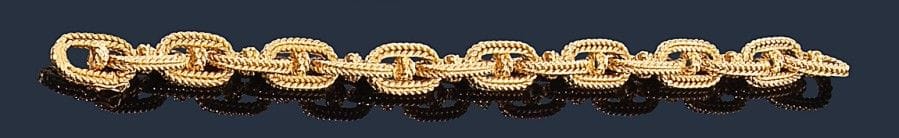 Bracelet en or jaune 18K (750‰) tressé, articulé de maillons marine. 
Longueur : 20,7 cm environ. 
Poids : 61,9 g