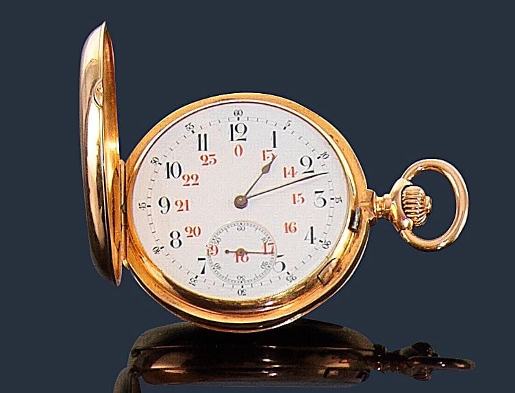 Montre gousset savonnette en or 18K (750‰). Boîte unie, cadran émaillé, chiffres arabes rouges pour l’aprés-midi. Trotteuse à 6H, mécanisme échappement à ancre, balancier coupé compensé. Spiral Bréguet, remontage à dents de loup, aiguilles poires.
Poids brut : 105,7 g