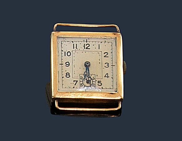 Montre d’homme carrée, en or 18K (750‰). Cadran argenté, chiffres arabes, trotteuse à 6H, aiguilles Bréguet, mécanisme échappement à ancre. 
Poids brut : 15,9 g
à réviser. 