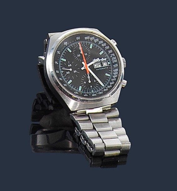 TURBO. 
Montre bracelet d’homme en acier, automatique. Chronomètre automatique , trotteuse à 9H, compte minutes à 12H, compte heures à 6H. Jour date à 6H. 