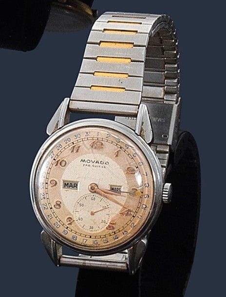 MOVADO.
Montre bracelet d’homme en acier. Jour, date, mois. Trotteuse à 6H. Intérieur du boîtier numéroté 14820A491077. 
à réviser. 