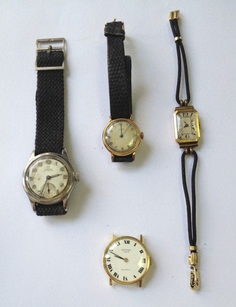 Lot de quatre montres dont trois montres de dame en or (Sima, Universal, Lip) et une montre Omega en acier homme (trotteuse à 6H). 
Poids brut or : 42,7 g 
(montres à réviser)