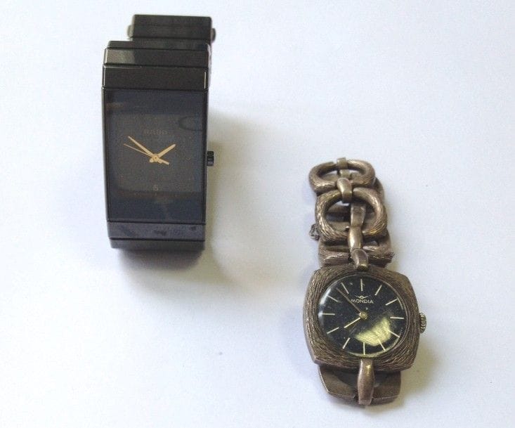 RADO. 
Montre bracelet d’homme en céramique anthracite. Bracelet à boucle déployante, quartz, cadran noir. Date à 6H, aiguilles dorées, ensemble en bon état, pile à changer. On joint une montre de dame MONDIA en argent 925‰, cadran bleu nuit avec appliques, mouvement mécanique. 
Poids brut : 48 g