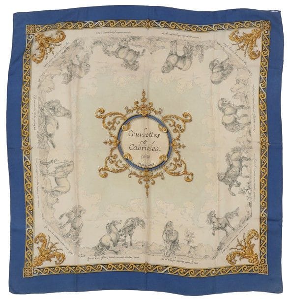 Carré HERMÈS, 
« Courbettes et Cabrioles 1654 », fond bleu ciel et crème, entourage bleu roi. 
(accidents)