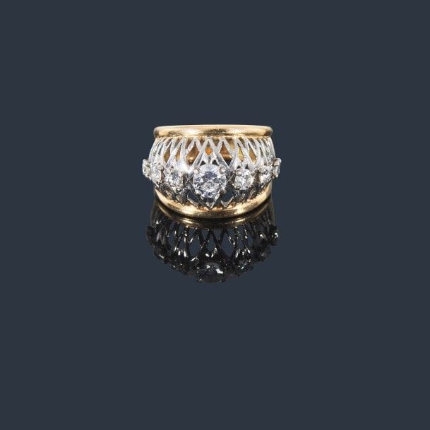 Bague en or jaune 18K (750‰) et croisillons d’or gris sertis d’une ligne de 7 diamants de poids croissant. 
Tour de doigt : 53/54. 
Poids brut : 9,9 g