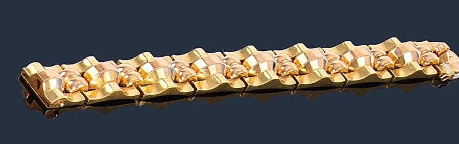 Bracelet en or jaune et rose 18K (750‰), articulé de maillons géométriques imbriqués. 
Travail français des années 1940. 
Dimensions : 20,8 x 2 cm environ. 
Poids : 103 g
