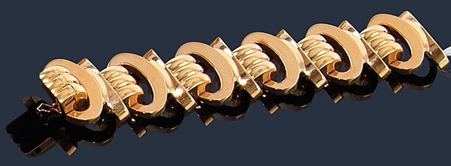 Bracelet en or jaune 18K (750‰) articulé de maillons ovales et godronnés alternés. Travail français des années 1940. Longueur : 18,5 cm environ. 
Poids : 95,3 g