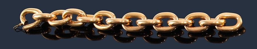 Bracelet en or jaune 18K (750‰), articulé de gros maillons oblongs. 
Longueur : 21,8 cm environ. Poids : 54,5 g
(légers enfoncements)