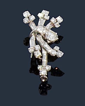 Petite broche-clip en platine et or gris 18K (750‰) formant un faisceau, serti de diamants de taille brillant et baguettes. 
Hauteur : 3,5 cm environ. Poids brut : 5,4 g 
(égrisures)