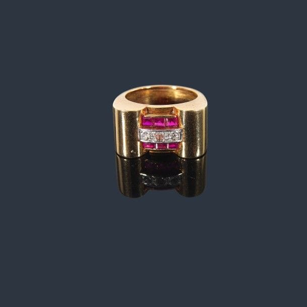 Bague en or jaune 18K (750‰) à rouleaux ouvrant sur une ligne de trois diamants de taille ancienne entre deux lignes de rubis synthétiques. Travail des années 1940. 
Tour de doigt : 52/53. Poids brut : 9,8 g