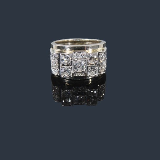 Bague chevalière en or gris 18K (750‰) et platine, sertie de diamants de taille ancienne. Travail français des années 1930. 
Tour de doigt : 66/67. Poids brut : 17,7 g