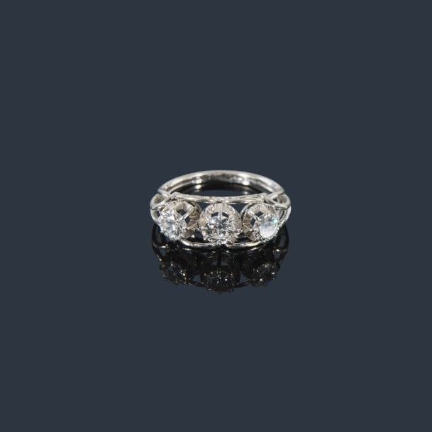 Bague en fils d’or gris 18K (750‰) et de platine, sertie de 3 diamants de taille ancienne pesant ensemble environ 0,90 ct. 
Travail français des années 1950. 
Tour de doigt : 51. Poids brut : 4,6 g