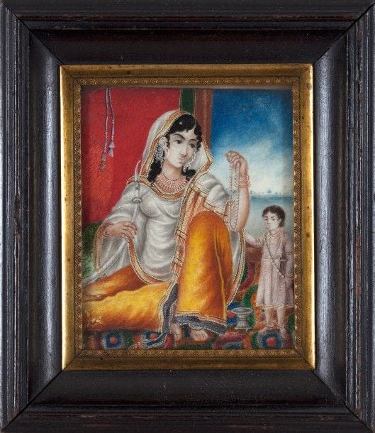 Jeune femme fumant le narghilé, Inde du Nord, Lucknow, XIXe siècle
Gouache en polychromie sur os d’une femme assise tenant un embout de narghilé, un enfant à ses côtés. Avec cadre
Dim. à vue : 7 x 8,5 cm ; cadre : 12 x 13,7 cm
A young lady smoking a huqqa, North of India, Lucknow, 19th century