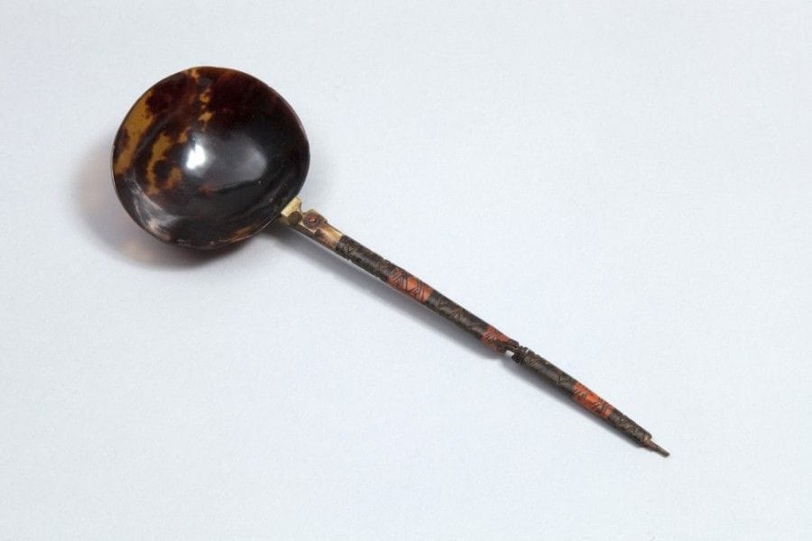 Cuillère à sorbet en écaille de tortue, Turquie, XIXe siècle
Cuilleron en écaille, manche en métal en os et corail gravé. 
Dim. : 23,2 cm 
État : manche : manques sur l’ensemble du manche
A turtle shell sorbet spoon, Turkey, 19th century