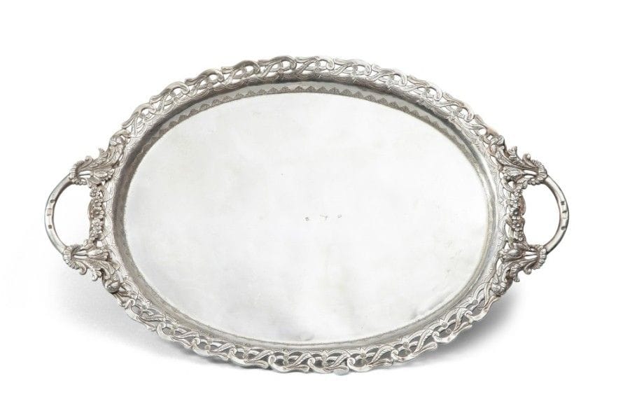 Plateau en argent à bord ajouré et anses, Empire ottoman, XIXe siècle 
Ovale à petites frises de palmettes et rebord ajouré folié. Trois poinçons sur les anses dont une tughra.
A silver tray, Ottoman Empire, 19th century