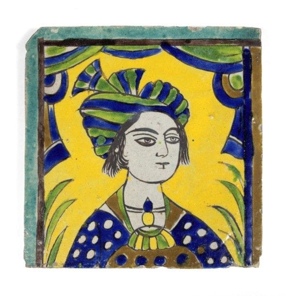 Carreau à l’homme au turban rayé, Iran,
XVIIIe-XIXe siècle
Carreau de revêtement, en céramique, décor polychrome à « ligne noire » présentant un jeune homme en buste au turban rayé bleu et vert, sur un fond jaune. 
Dim. : 23,5 x 23, 8 cm 
État : petits éclats sur la surface.
A Safavid tile with a portrait of a young man, Iran, 18th-19th century