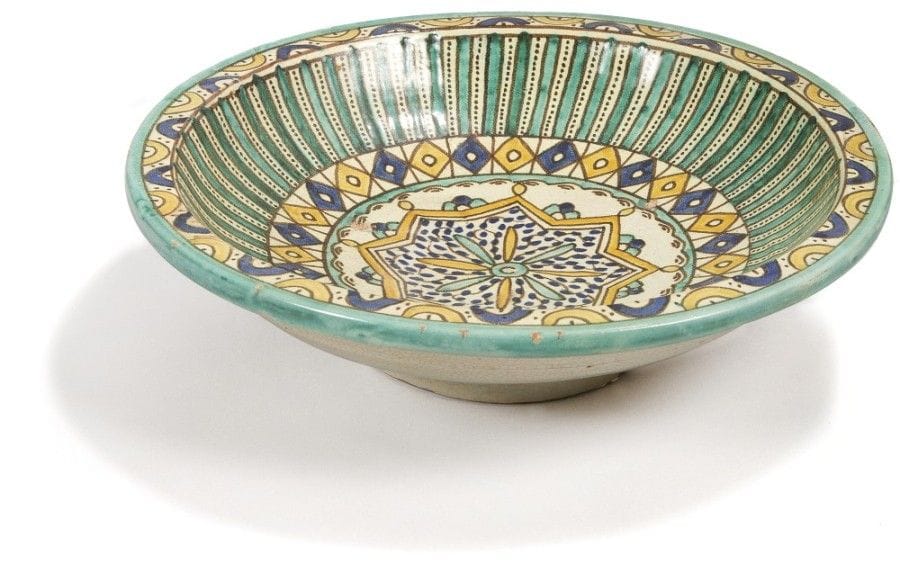 Plat ghotar, bol zlafa et base de jobbana, Fès,
fin XIXe siècle 
Faïences polychromes. Plat creux sur petite base, à décor d’étoile à huit branches à cœur de pétales sur points bleus et au cavet, décor dit de « mille-pattes » ;- bol sur piédouche à décor compartimenté d’arcatures florales, à l’intérieur une fleur, trou à la base ;- base de pot à beurre à décor de registres de losanges fleuris et de « mille-pattes ».
Haut. : 10,5 cm, 14,5 ; diam. : 31,2 cm, 16 cm, 21 cm 
État : éclats et pour la base, manques et défauts de cuisson
Dish, Ghotar, a bowl, Zlafa and a Jobbana bowl, Fez, late 19th century