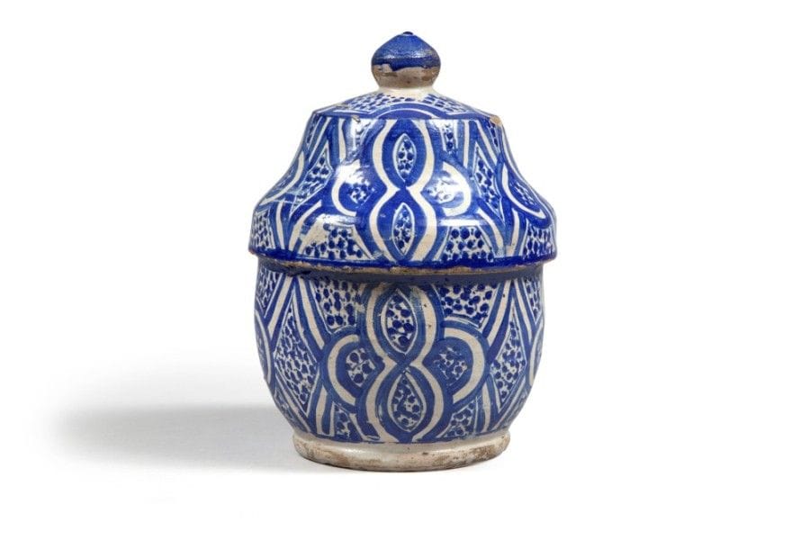 Pot à beure, jobbana, Maroc, Fès, vers 1920-1930
Faïence à panse sphérique et couvercle à prise conique, à décor bleu sur fond crème de médaillons quadrilobés et losanges sur fond ponctué. 
Haut. : 24 cm
État : éclats de glaçure
Polychrome pottery butter pot, jobbana, Morocco, Fez, circa 1920-1930