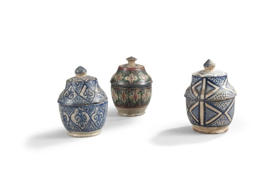 Trois pots à beurre jobbana, Fès, début XXe siècle
Faïences à panse sphérique et couvercle à bouton. Deux à décor bleu sur fond crème pour l’un de losanges à fleur de lys et pour l’autre de losanges à croisillons et points bleus ;-le dernier polychrome, à décor de mandorles meublées de fleurs stylisées. 
Haut. : 21,5 cm, 24,5 cm, 22 cm ; diam.: 15,5 cm, 15,5 cm, 15 cm 
État : éclats 
Three polychrome pottery butter pots, Jobbana, Morocco, Fez, early 20th century