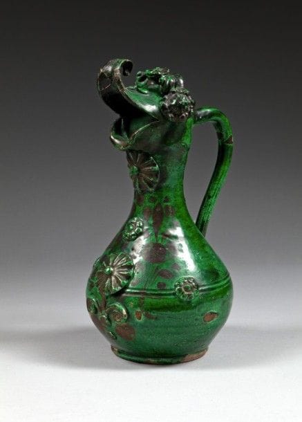 Carafe à tête d’oiseau stylisée, Turquie, Canakkale, fin du XIXe siècle
Céramique argileuse rouge recouverte de glaçure verte à décor appliqué à la barbotine de fleurs et rosettes brunes. 
Dim. : 31,5 cm 
Cannakale ceramic jug, Turkey, 19th century