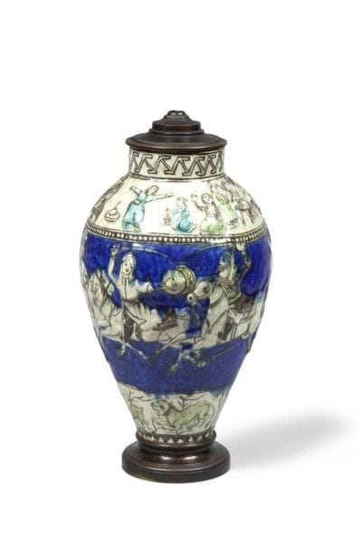 Vase aux personnages, Iran qâjâr, XIXe siècle
Vase balustre en céramique siliceuse peinte et moulée à décor de scènes de cour à l’épaulement et de cavaliers combattants sur la panse. Monté en lampe avec parties métalliques. 
H. : 59 cm
État : éclats sur l’ensemble et restaurations.
A Qajar vase mounted on a lamp, Iran, 19th century