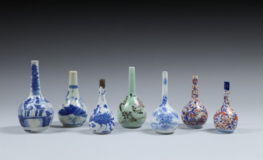 Sept aspersoirs, Japon, Vietnam et Chine, XIXe siècle 
Trois japonais en porcelaine à décor polychrome de style Imari pour deux ;-trois vietnamiens à décor peint en bleu blanc de paysage et le dernier chinois à décor bleu et blanc de dragon.
Haut. : entre 13, 5 cm et 18,5 cm
État : petits éclats
Seven porcelain sprinklers, Japan, Vietnam and China, 19th century 