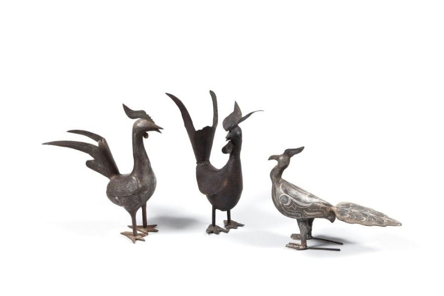 Coq en acier, Iran qâjâr, début XXe siècle 
Ronde-bosse en acier en forme de coq avec crête, barbillon et grande queue. 
H. : 33 cm
État : petits manques aux pattes, légères abrasures du métal.
A steel rooster, Qajar Iran, early 20th century
