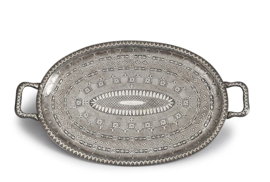 Plateau en métal, bidri, Inde, Deccan, Atelier Golzar, daté 1339H / 1920
Plateau ovale à deux anses à registres concentriques incrustés d’argent de motifs floraux et végétaux. Inscription en ourdou à l’arrière du plateau, indiquant « atelier Golzar, Deccan, 1339H ».
Diam. : 34 cm
Bidriware tray signed Golzar workshop, India, Decani, dated 1339H / 1920.