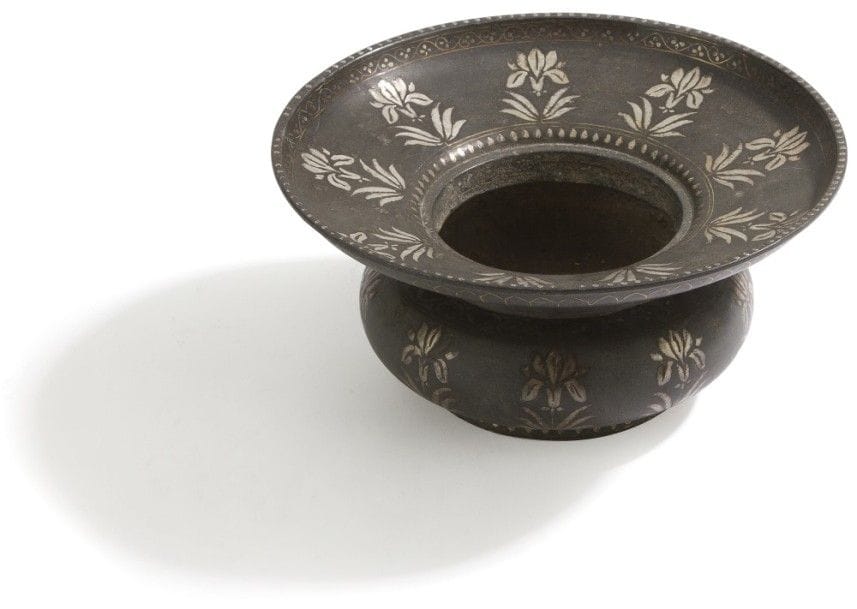 Bassin bidri, Inde, début XIXe siècle
Bassin à panse bulbeuse en alliage, bidri et large bord à décor incrusté d’argent d’une frise d’iris. 
H. : 15 cm ; diam. : 29 cm
A Bidri basin, India, early 19th century 