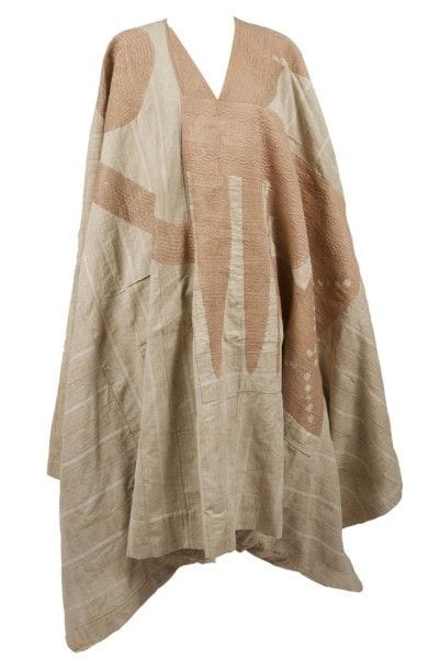 Très grande gandoura, derraa ksjaba, Pré-Sahara marocain, XXe siècle
En coton à très larges manches, en toile rayée crème ornée sur le devant d’une composition géométrique spiralée en galon rose s’achevant dans le dos. 
Dim. : 90 x 120,5 cm 
A very large gandoura, derraa ksjaba, Moroccan pre-Sahara, 20th century