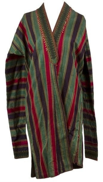 Quatre manteaux jelak, Asie centrale, début XXe siècle
En soie polychrome, le premier à larges rayures verte, bleue marine et rouge, soulignées de fines lignes jaunes, broderie noire au col, doublure en coton bleu à pois blancs ;-le second, à petites rayures bayadères brun, vert et violet, doublure ikatée vert bouteille de motifs végétaux ;-le troisième, à larges bandes grise et rose, bordé d’un galon en passementerie, doublure en coton floral sur fond rose ;-le dernier, à rayures variées bleue, verte, turquoise, beige, bordé d’un galon brodé noir, doublure de coton bleu semée d’étoiles blanches. 
Dim. : 57 x 110 cm ; 80 x 136 cm ; 94 x 149 cm ; 65 x 124 cm
État : usures sur le troisième. 
Four robes for men, jelak, Central Asia, early 20th century 