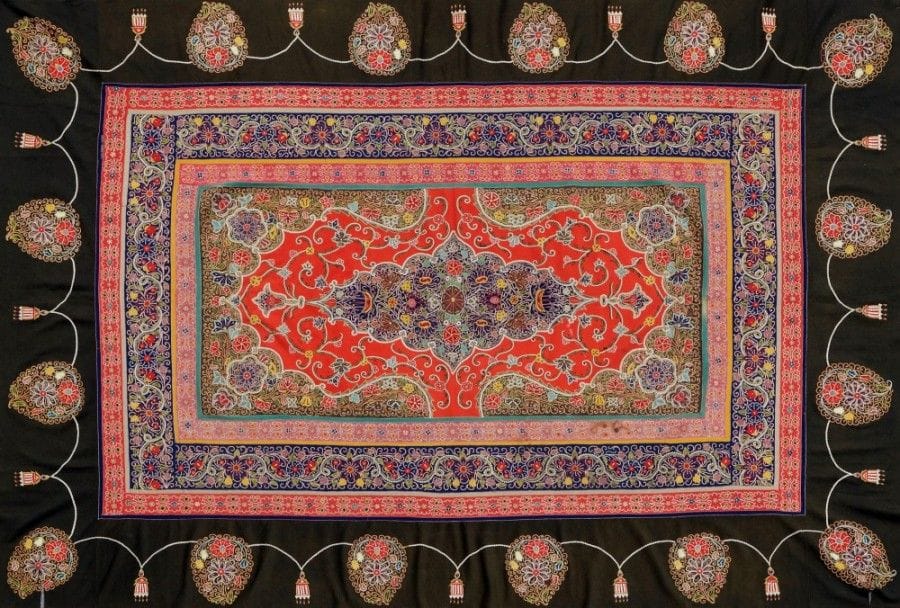 Grande broderie, rashtidouzi, Iran qâjâr, XIXe siècle
Grande tenture brodée en polychromie sur fond de feutres de couleurs variées (noir, bleu, rouge et crème) présentant dans un champ central des médaillons polylobés superposés sur un fond fourmillant floral à plusieurs encadrements et large bordure noire à guirlande et médaillons.
Dim. : 194 x 276 cm
État : petits trous et manques.
Large embroidery, Rashtidouzi, Qâjâr Iran, 19th century
