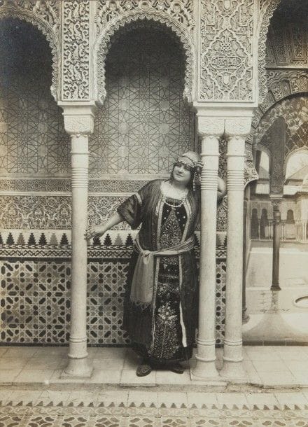 Abelardo Linares, Espagne, début du XXe siècle, 
Femme posant à l’Alhambra 
Épreuve argentique, représentant une jeune femme dans l’intérieur du palais de l’Alhambra à Grenade et Cachet du photographe « A. Linares a.md...64. Grenada ». Avec cadre.
Dim. à vue : 22,5 x 16,5 cm 
A. Linares ‘ photography of a woman in the Alhambra palace, Spain, early 20thcentury 