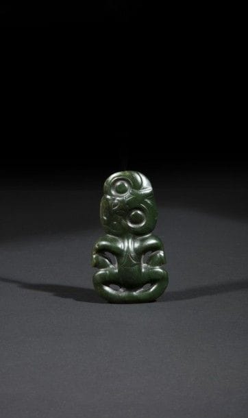 Beau pendentif Hei-Tiki .
Maori, Nouvelle-Zélande  .
Néphrite, belle patine d’usage et usures de portage .
10 x 5,5 cm .
.
Provenance :.
Acquis auprès d’Alain Schoffel, Paris. .
