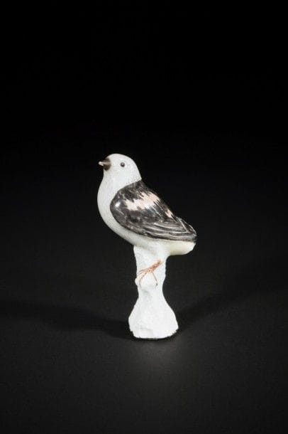 Meissen.
Moineau des neiges en porcelaine perché sur un tronc d’arbre, le plumage gris et orangé..
(Queue restaurée).
XVIIIe siècle, vers 1760..
H. : 11 cm