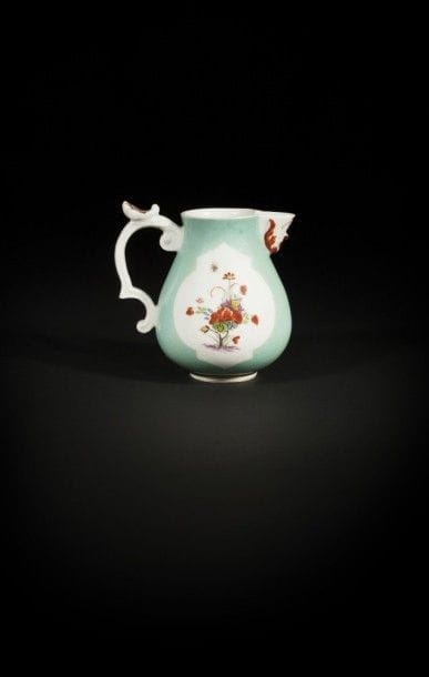 Meissen.
Pot à lait en porcelaine de Meissen à décor polychrome dans le style Kakiemon de fleurs indiennes dans des réserves sur fond turquoise, marqué : épées croisées en bleu..
XVIIIe siècle, vers 1735..
H. : 10 cm