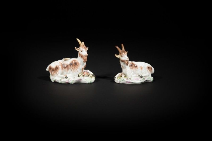 Meissen et Derby.
Un canari en porcelaine de Meissen et une paire de boucs en porcelaine de Derby, décor polychrome, le canari perché sur un tronc d’arbre, les boucs couchés sur des terrasses soulignées d’ornements rocaille en relief rehaussés de peignés vert et pourpre..
(Restaurations et éclats)..
H. : 11 cm et 9 cm