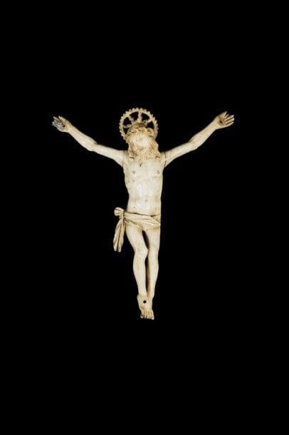 Christ en os. Tête portant une auréole ajourée inclinée sur l’épaule droite, couronne d’épines torsadée, yeux clos, chevelure aux longues mèches tombant sur les épaules, périzonium court noué avec chute sur la hanche droite, jambes parallèles et pieds superposés en légère rotation interne..
XVIe siècle.
Hauteur : 18,5 cm.
(rebouchage ancien à l’arrière, petite restauration à la main droite).
