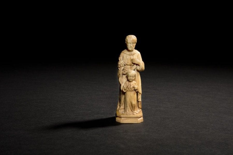 Saint Joseph et l’Enfant Jésus en ivoire sculpté en ronde-bosse. Debout, Joseph tient une branche de lys dans la main droite, Jésus devant lui montre son cœur enflammé..
Italie, fin du XVIIIe siècle.
Hauteur : 10,2 cm.
(tête de saint Joseph cassée et recollée).
