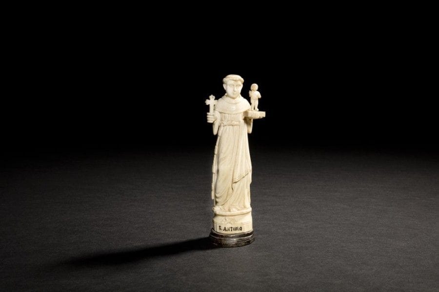 Saint Antoine de Padoue en ivoire sculpté en ronde-bosse. Debout, il porte un livre fermé dans la main gauche sur lequel se tient l’Enfant Jésus et une croix dans la main droite ; base moulurée avec inscription S.ANTONIO..
Indo-portugais, fin du XVIIIe siècle.
Hauteur : 14 cm.
