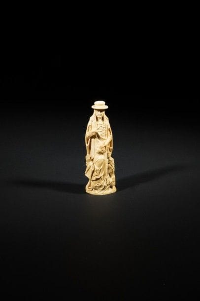 Saint Jérôme avec un donateur en ivoire sculpté en ronde-bosse. Debout, le saint ermite tient la hampe d’une croix (aujourd’hui disparue) dans sa main droite et pose son autre main sur la tête du jeune donateur agenouillé à ses pieds, les mains jointes ; il est coiffé du chapeau cardinalice mis sur la capuche du manteau aux manches ouvertes laissant passer les bras ; longue jugulaire en cordelière à nœuds tombant sur la poitrine ; au pied et à sa gauche, le lion apprivoisé assis se dresse le long de ses jambes ; beaux drapés des vêtements formant des plis accidentés et cassés en façade et en V superposés dans le dos. Belle qualité d’exécution..
Rhin supérieur.
Première moitié du XVIe siècle.
H. : 18 cm.
(quelques petites fentes notamment au dos).
