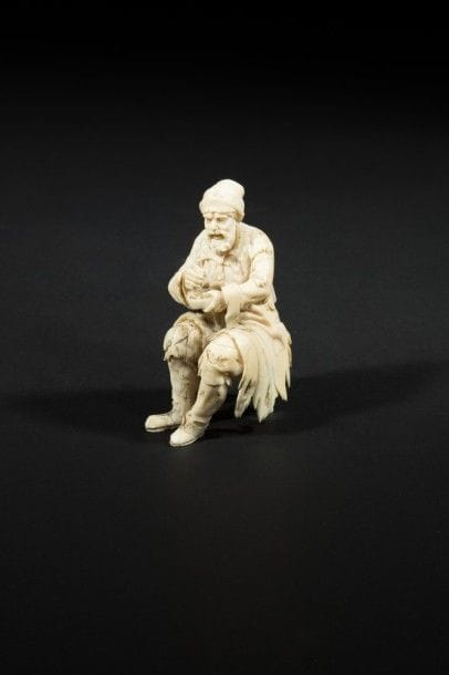 Mendiant en ivoire sculpté en ronde-bosse. Le gueux est représenté assis sur un tabouret tripode, la tête coiffée d’un bonnet, habillé de haillons, mangeant dans une gamelle qu’il tient de sa main gauche..
Allemagne, Dresde ?.
Début du XVIIIe siècle.
H. : 8,8 cm.
(petite réparation à la jambe droite, un pied du tabouret refait).
